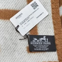 Hermes Hermès Ecru & Camel Merino Cashmere Avalon Throw Blanket For Unisex -Deals Hermes Store luxury unisex hermes new home decor and accessories p450853 003