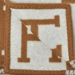 Hermes Hermès Ecru & Camel Merino Cashmere Avalon Throw Blanket For Unisex -Deals Hermes Store luxury unisex hermes new home decor and accessories p450853 004