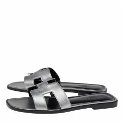 Hermes Metallic Silver Leather Oran Flat Sandals Size 38 For Women -Deals Hermes Store luxury women hermes new shoes p496730 002
