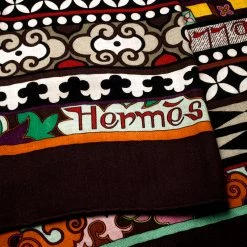 Hermes La Femme Aux Semelles De Vent Printed Cashemere And Silk Shawl For Women -Deals Hermes Store luxury women hermes used accessories p200015 001