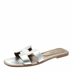 Hermes Metallic Silver Leather Oran Flat Sandals Size 40.5 For Women