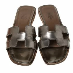 Hermes Dark Beige Patent Leather Oran Flat Slides Size 36 For Women 12 Hermes Dark Beige Patent Leather Oran Flat Slides Size 36 For Women -Deals Hermes Store luxury women hermes used shoes p233267 004