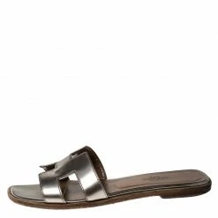 Hermes Dark Beige Patent Leather Oran Flat Slides Size 36 For Women 11 Hermes Dark Beige Patent Leather Oran Flat Slides Size 36 For Women -Deals Hermes Store luxury women hermes used shoes p233267 006