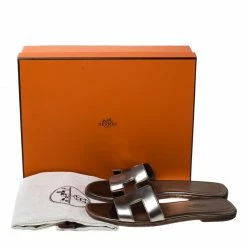 Hermes Dark Beige Patent Leather Oran Flat Slides Size 36 For Women 17 Hermes Dark Beige Patent Leather Oran Flat Slides Size 36 For Women -Deals Hermes Store luxury women hermes used shoes p233267 009