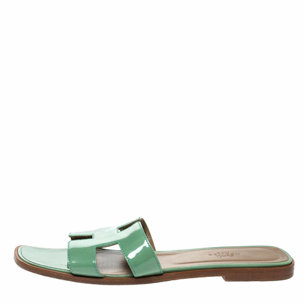 Hermes Light Green Patent Leather Oran Flat Slides Size 39 For Women 4 Hermes Light Green Patent Leather Oran Flat Slides Size 39 For Women - Image 2