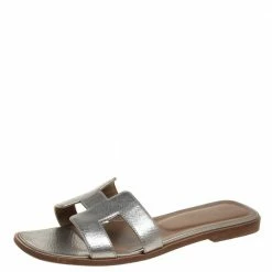 Hermes Silver Textured Leather Oran Flats Size 38.5 For Women
