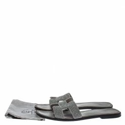 Hermes Grey/Silver Glitter Leather Oran Flat Slides Size 40 For Women 17 Hermes Grey/Silver Glitter Leather Oran Flat Slides Size 40 For Women -Deals Hermes Store luxury women hermes used shoes p392938 001