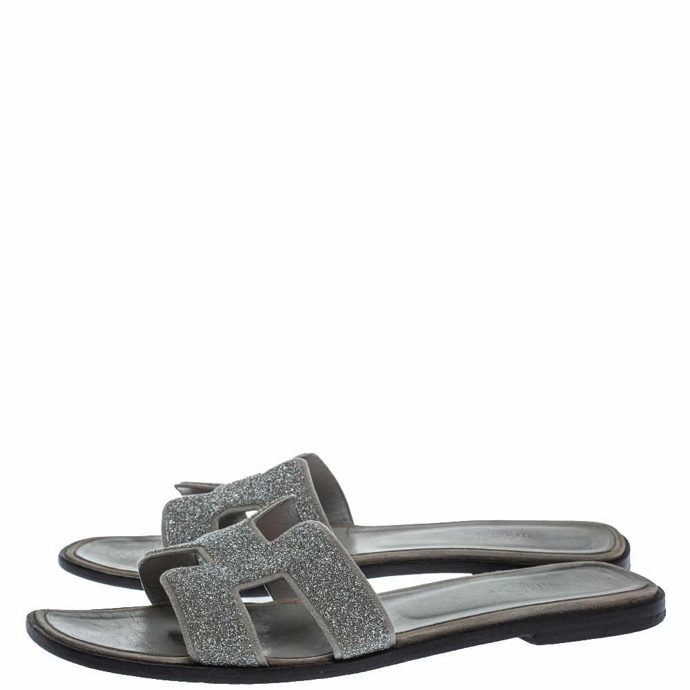 Hermes Grey/Silver Glitter Leather Oran Flat Slides Size 40 For Women 6 Hermes Grey/Silver Glitter Leather Oran Flat Slides Size 40 For Women - Image 4