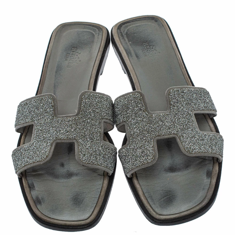 Hermes Grey/Silver Glitter Leather Oran Flat Slides Size 40 For Women 5 Hermes Grey/Silver Glitter Leather Oran Flat Slides Size 40 For Women - Image 3