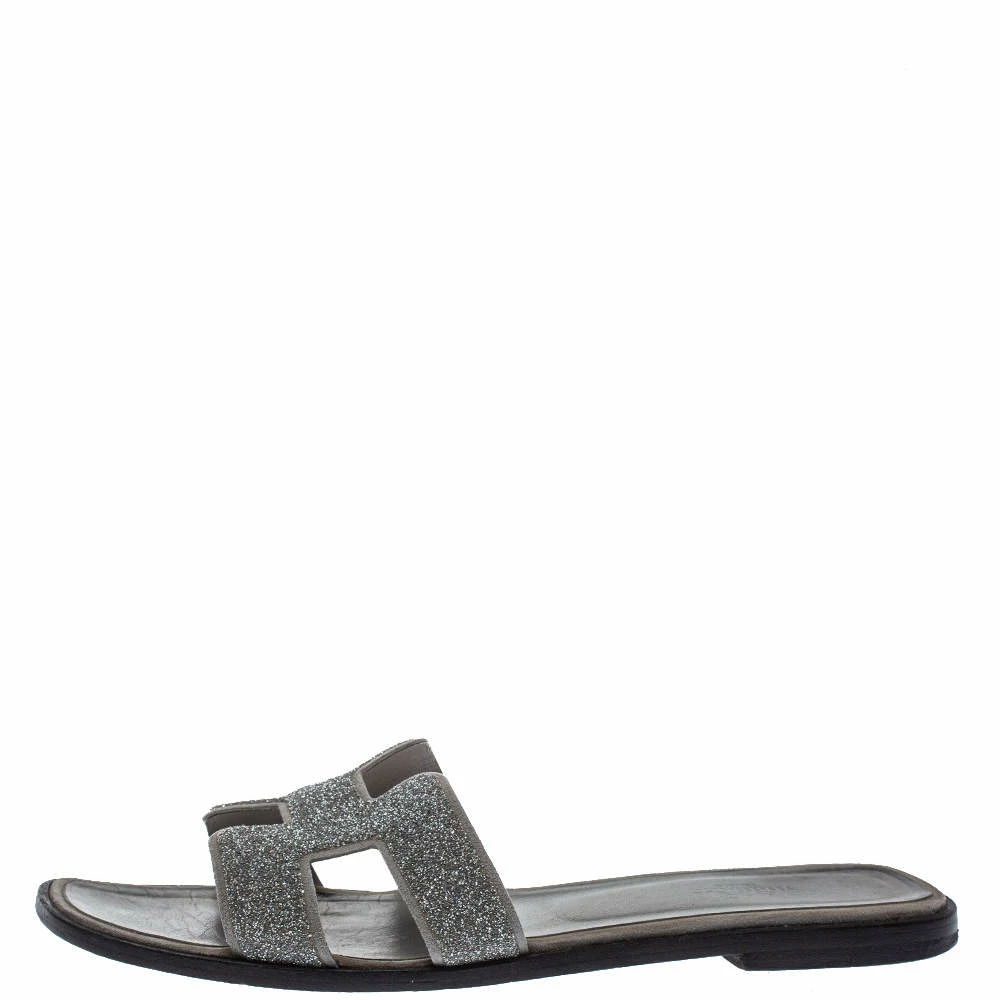 Hermes Grey/Silver Glitter Leather Oran Flat Slides Size 40 For Women 4 Hermes Grey/Silver Glitter Leather Oran Flat Slides Size 40 For Women - Image 2