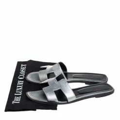 Hermes Hermés Silver Leather Oran Flat Sandals Size 39.5 For Women -Deals Hermes Store luxury women hermes used shoes p410381 003