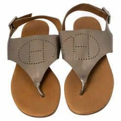 Hermes Hermès Grey Patent Leather Kola Thong Flat Slingback Sandals Size 38 For Women -Deals Hermes Store luxury women hermes used shoes p470686 003