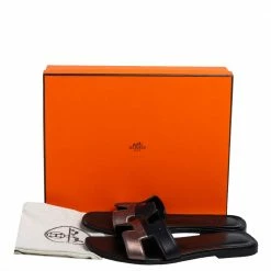 Hermes Black/Metallic Gold Leather Oran Flat Slides Size 38 For Women 19 Hermes Black/Metallic Gold Leather Oran Flat Slides Size 38 For Women -Deals Hermes Store luxury women hermes used shoes p471617 001
